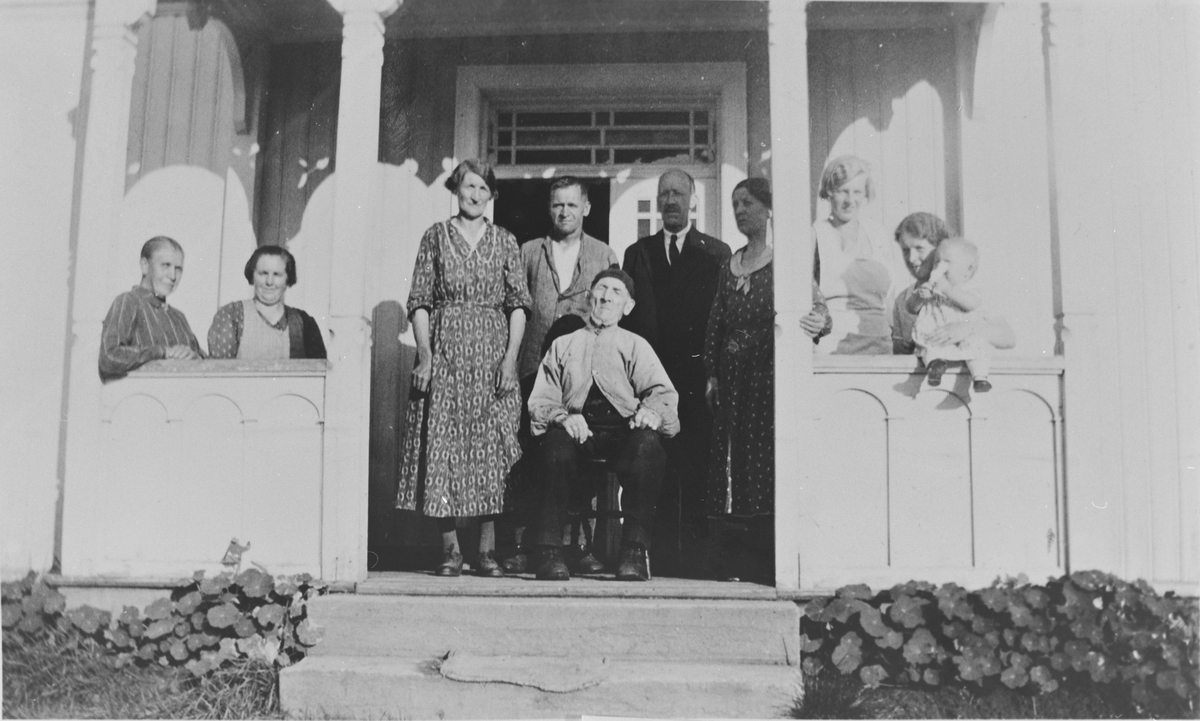 Familieportrett på trammen på Eikje, i anledning Knut S. Ekens 89-årsdag 31.07.1932. Fra venstre: Kristi Ovestad, Gina Eken, Stina Velstad, Steinar Eken, Nils Rolvstad, Olava Rolvstad, Gunvor Eken, Gjertrud Rolvstad og Torun Velstad. Sittende: Knut S. Eken. 