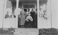 Familieportrett på trammen på Eikje, i anledning Knut S. Ekens 89-årsdag 31.07.1932. Fra venstre: Kristi Ovestad, Gina Eken, Stina Velstad, Steinar Eken, Nils Rolvstad, Olava Rolvstad, Gunvor Eken, Gjertrud Rolvstad og Torun Velstad. Sittende: Knut S. Eken.