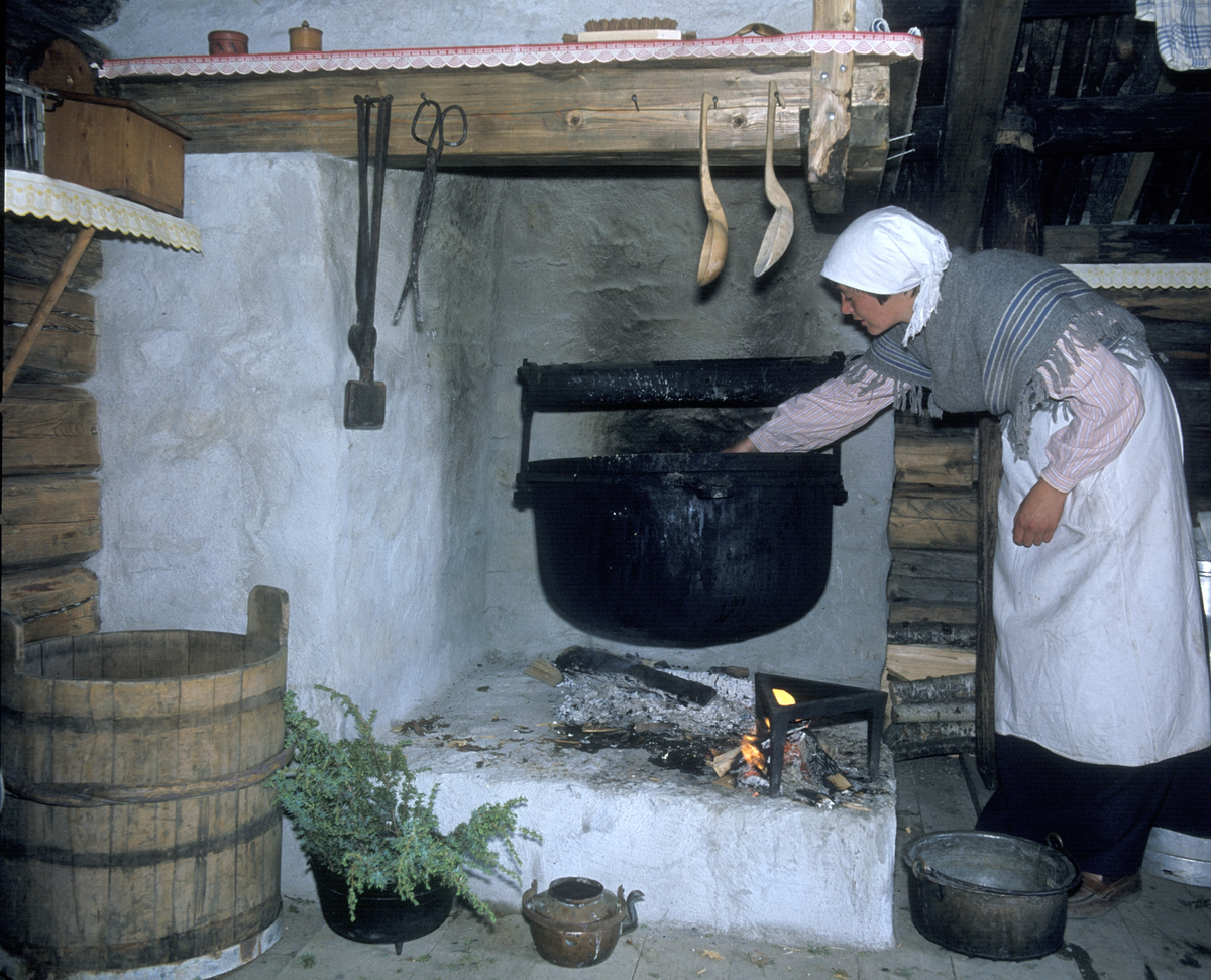 Hamar, Domkireodden, interiør seter, budeie koker ost i jerngryte i peisen, illustrasjonsfoto,