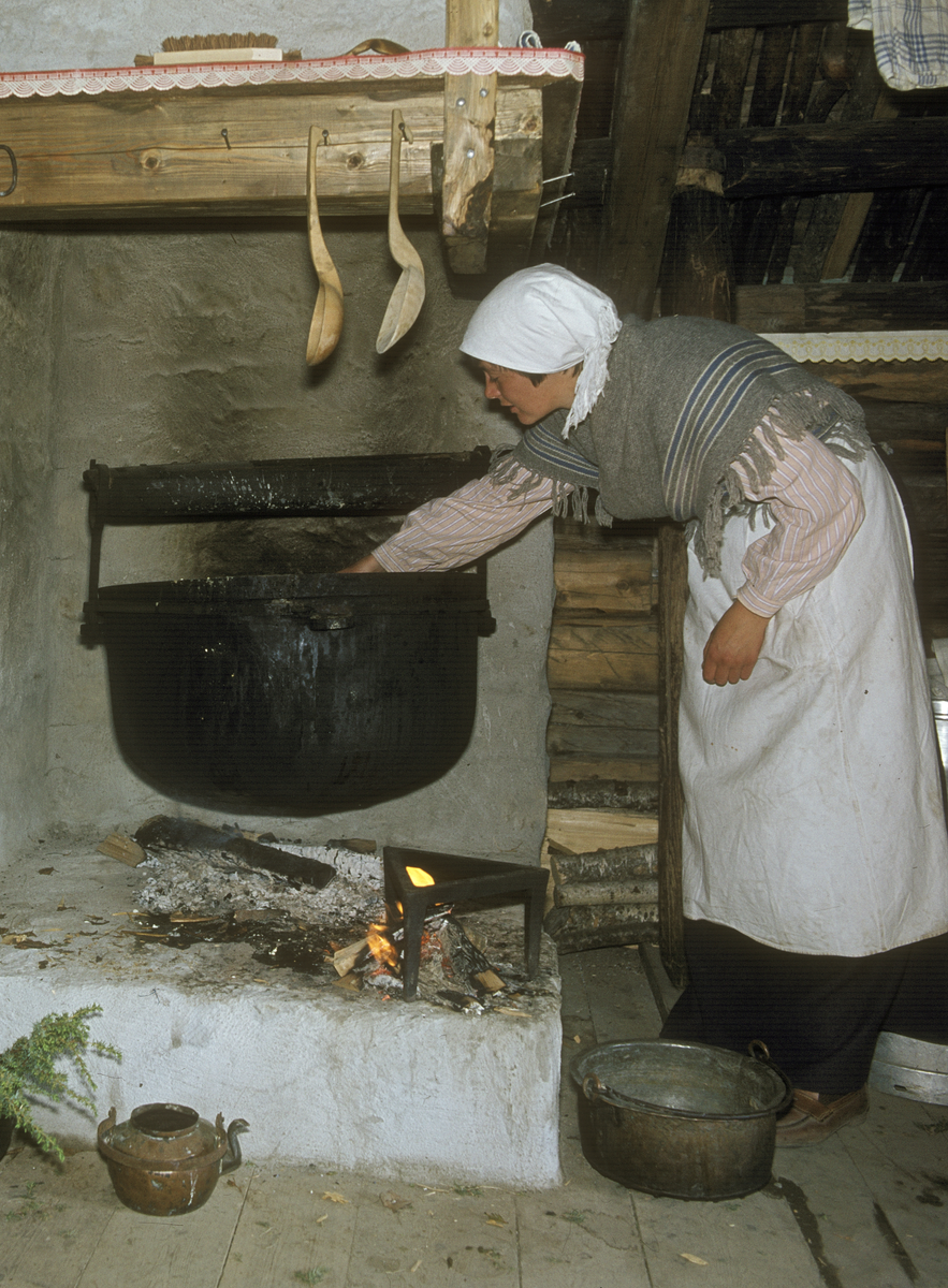 Hamar, Domkireodden, interiør seter, budeie koker ost i jerngryte i peisen, illustrasjonsfoto,