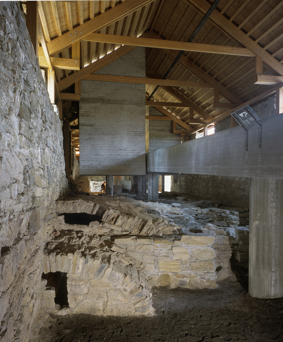 Storhamarlåven, Hedmarksmuseet. Hamar.  Hamar. Interiør.. Vestfløyen med tidskontraster. Hvelvkjellere fra middelalder og rampe med utstilliingsbokser.