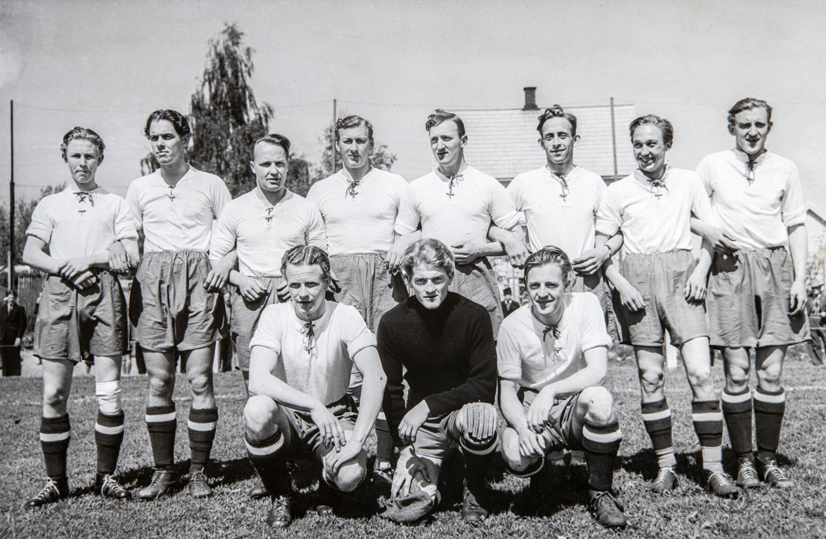 Hamar, Briskeby gressbane, Hamarkameratene, Hamkam, gruppe 11 fotballspillere A-laget 1949, foran fra venstre: Håkon Svendsen, Leif Teigen, Rolf Nybakken. bak fra venstre: Reidar Edvartsen, Kristian Jørgensen, Kristian Finborud "Kakken", Arne Olsen, Martin Strandlie, Egil Stensrud, Torfinn Evang, Erling Hansen "Kisa".