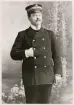Kronolänsman Ernst Kjellerstedt, Älghult, i full uniform, ca 1910.
Knäbild, halvprofil. Ateljéfoto.
