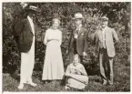 Kronolänsman Ernst Kjellerstedt t.h. med gäster i en trädgård, ca 1915.
Trol. Åkerslund, Älghult.