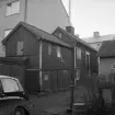 Hunnebergsgatan 25 i Linköping. Östra boningshuset och bod sedd från gården. 1961.