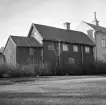 Hunnebergsgatan 25 i Linköping. Boningshus och bod sedd från parken. 1961.