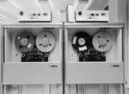 Två bandstationer - IBM 2401 II Magnetic Tape Unit. Klarar max 556 tecken per tum. BP1.

Magnetbandstation.