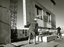 Korsåsen Korsåsgatan Korsåsliden
Radhus uppförda 1973-74
Bostadsaktiebolaget lät sin elementfabrik producera betongelement till radhusen på Korsåsen som ett experiment. Korsåsen blev det enda området av sitt slag som byggdes på det här viset, trots att husen ansågs vara både prisvärda och med hög trivsel.