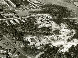 Korsåsen Korsåsgatan Korsåsliden
Radhus uppförda 1973-74
Bostadsaktiebolaget lät sin elementfabrik producera betongelement till radhusen på Korsåsen som ett experiment. Korsåsen blev det enda området av sitt slag som byggdes på det här viset, trots att husen ansågs vara både prisvärda och med hög trivsel.