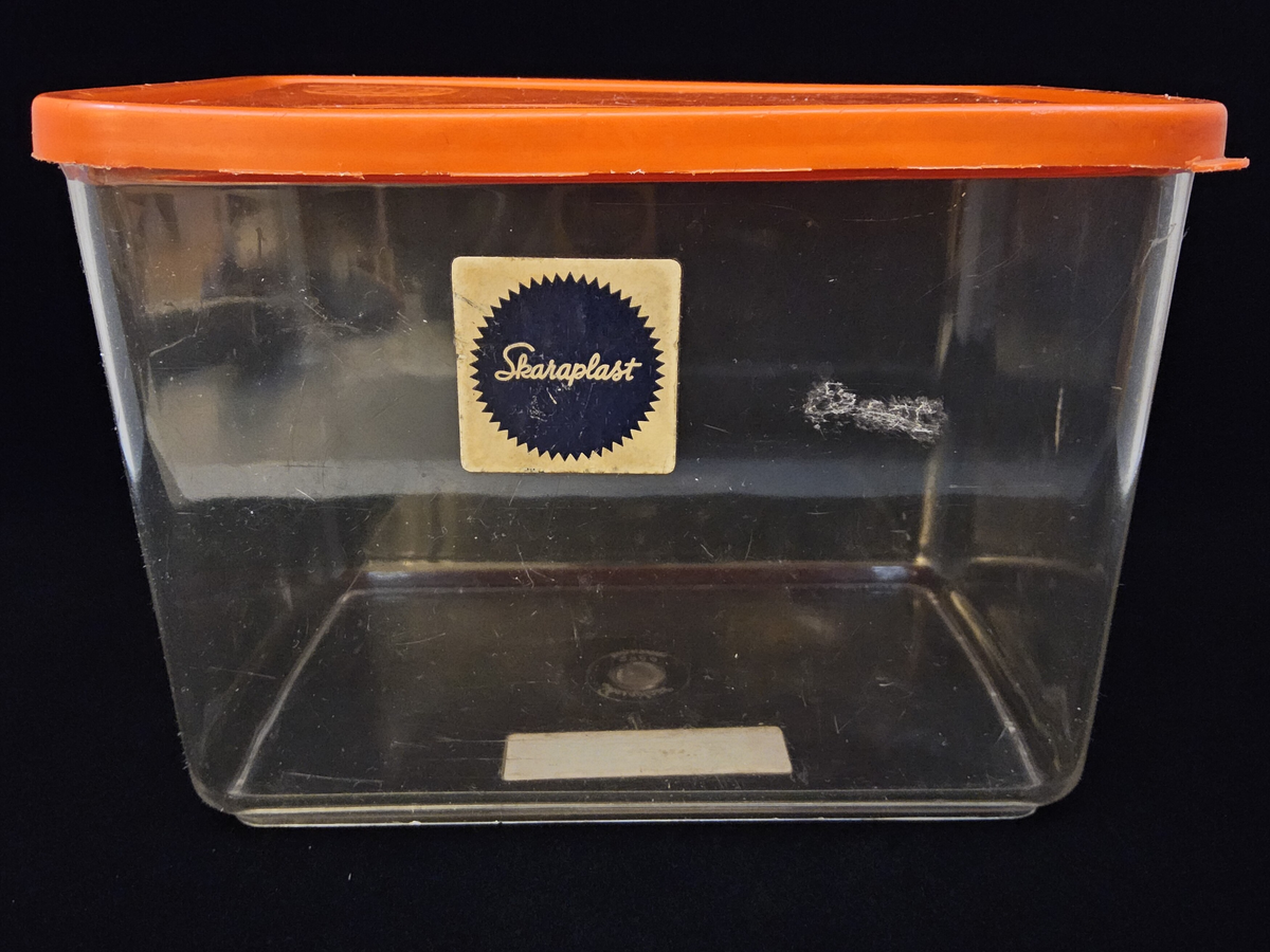 Titel: KristallonTäta
Kategori: Förvaring
Plast: ANS plast
Färger: 2.9 l. Ofärgad box. Rött lock i etenplast
Artnr: 2240