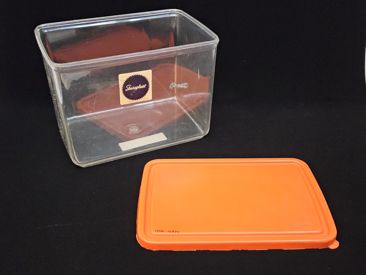 Titel: KristallonTäta
Kategori: Förvaring
Plast: ANS plast
Färger: 2.9 l. Ofärgad box. Rött lock i etenplast
Artnr: 2240