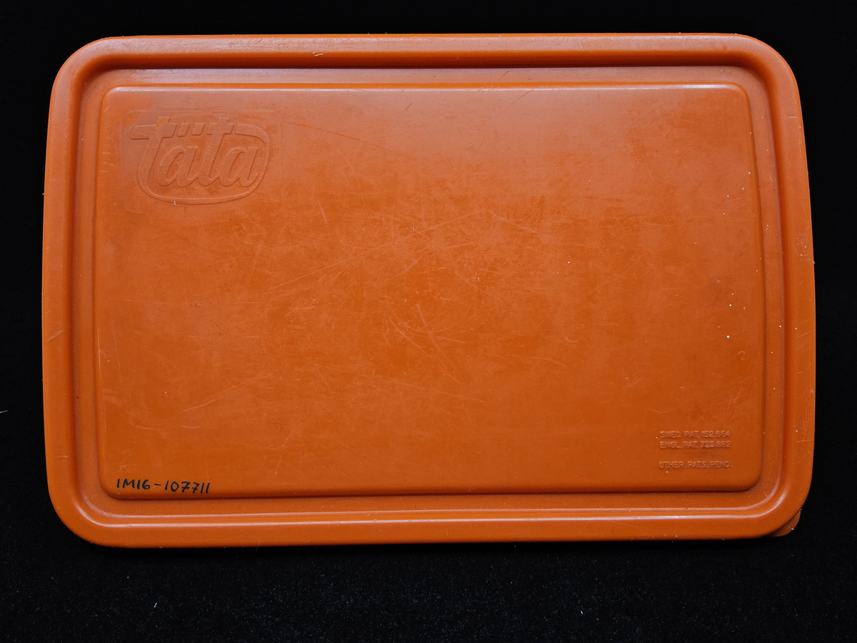 Titel: KristallonTäta
Kategori: Förvaring
Plast: ANS plast
Färger: 2.9 l. Ofärgad box. Rött lock i etenplast
Artnr: 2240