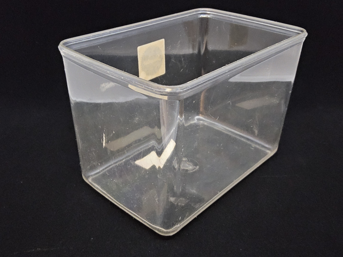 Titel: KristallonTäta
Kategori: Förvaring
Plast: ANS plast
Färger: 2.9 l. Ofärgad box. Rött lock i etenplast
Artnr: 2240