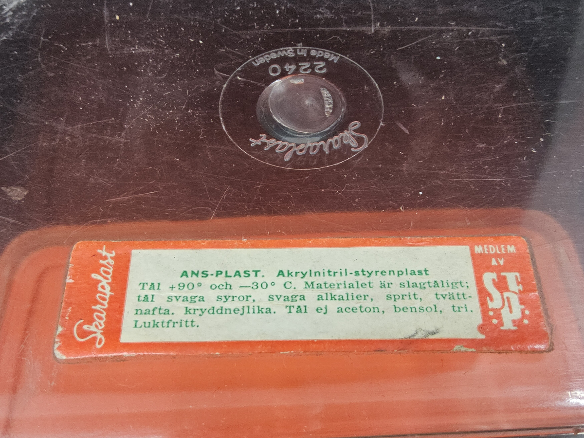 Titel: KristallonTäta
Kategori: Förvaring
Plast: ANS plast
Färger: 2.9 l. Ofärgad box. Rött lock i etenplast
Artnr: 2240