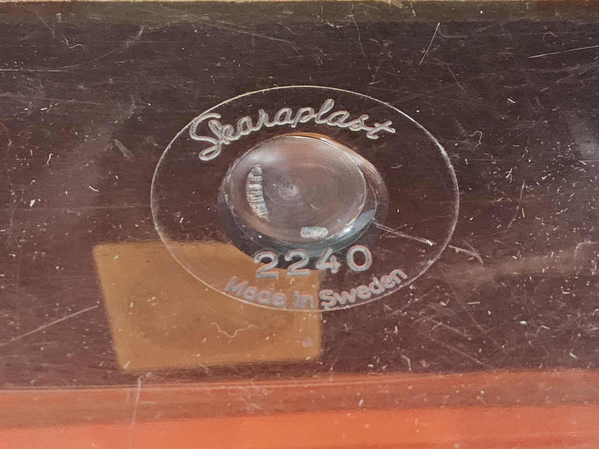 Titel: KristallonTäta
Kategori: Förvaring
Plast: ANS plast
Färger: 2.9 l. Ofärgad box. Rött lock i etenplast
Artnr: 2240