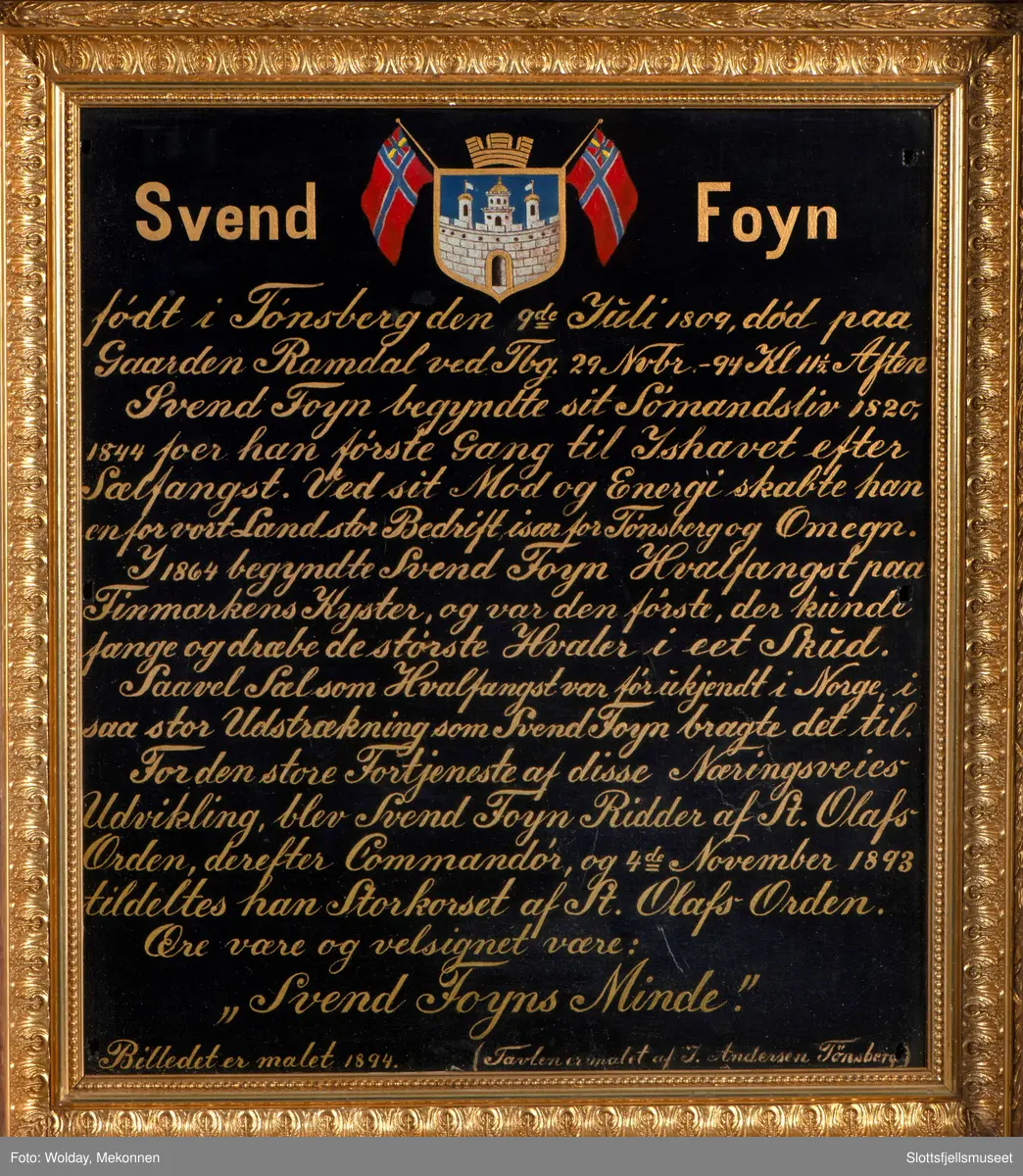 To bilder satt sammen i en ramme: 1) portrett av Svend Foyn øverst og 2) tekst skrevet med gullskrift på svart nederst