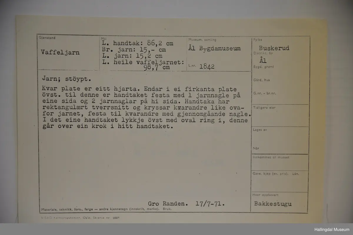 Kvar plate er eit hjarta. Endar i ei firkanta plate øvst, til denne er handtaket festa. Handtaka kryssar kvarandre like ovafor jarnet, festa til kvarandre med gjennomgåenade nagle.