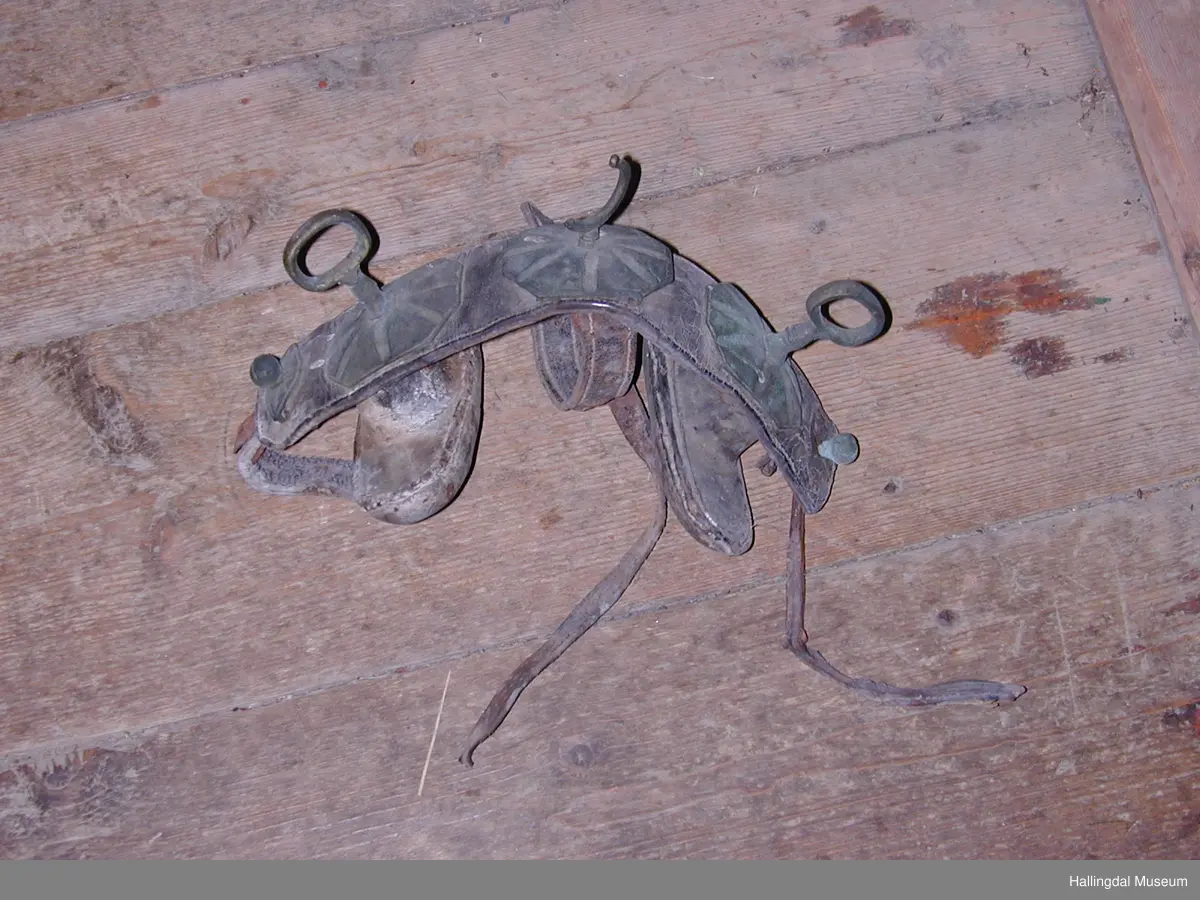 Jarnband trekt med lær. 3 åttekanta messingplater.