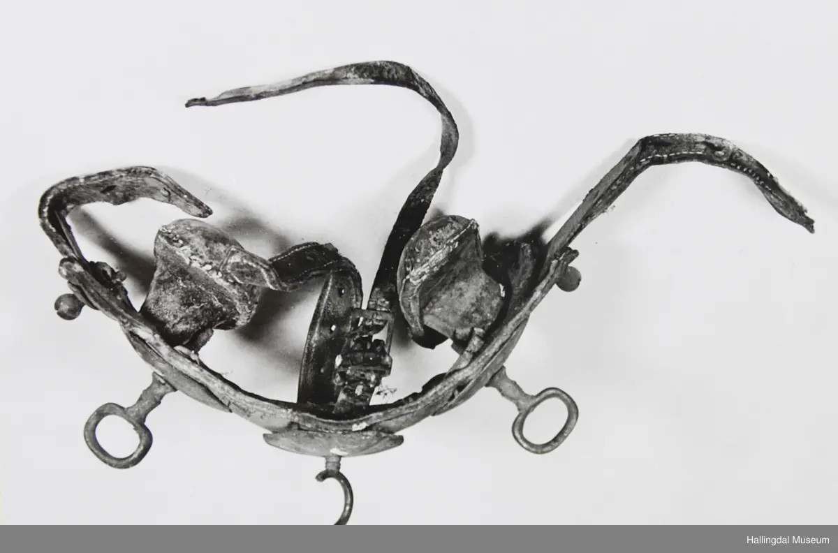 Jarnband trekt med lær. 3 åttekanta messingplater.