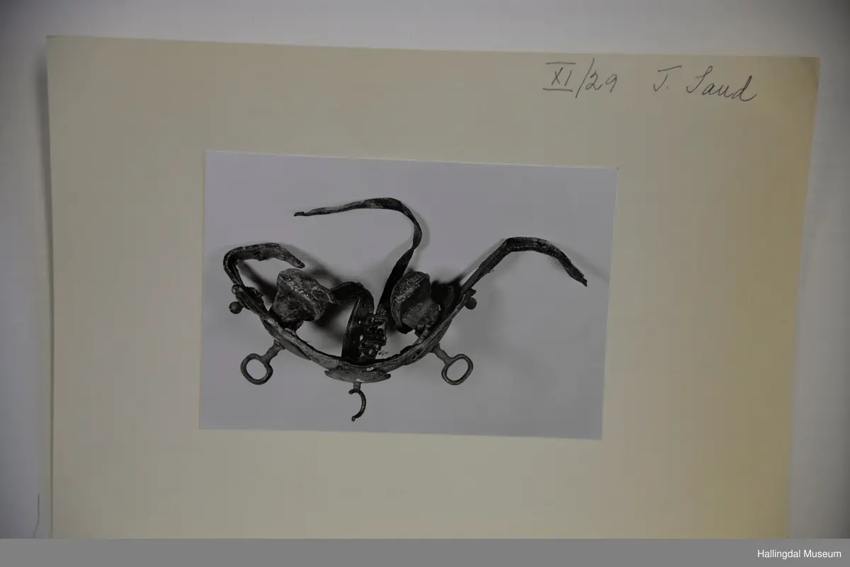 Jarnband trekt med lær. 3 åttekanta messingplater.