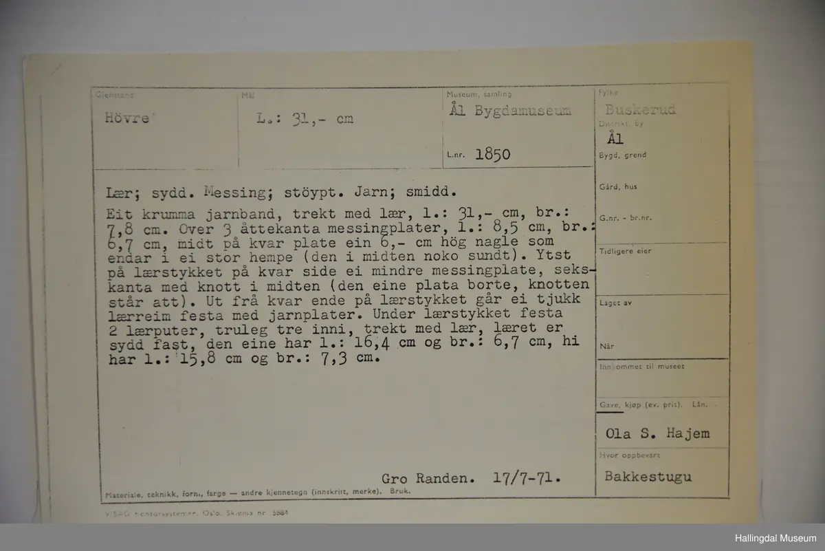 Jarnband trekt med lær. 3 åttekanta messingplater.