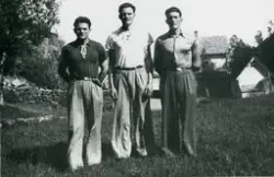 Tre brødre Hummelsund ved heimen i Vestrevågen.