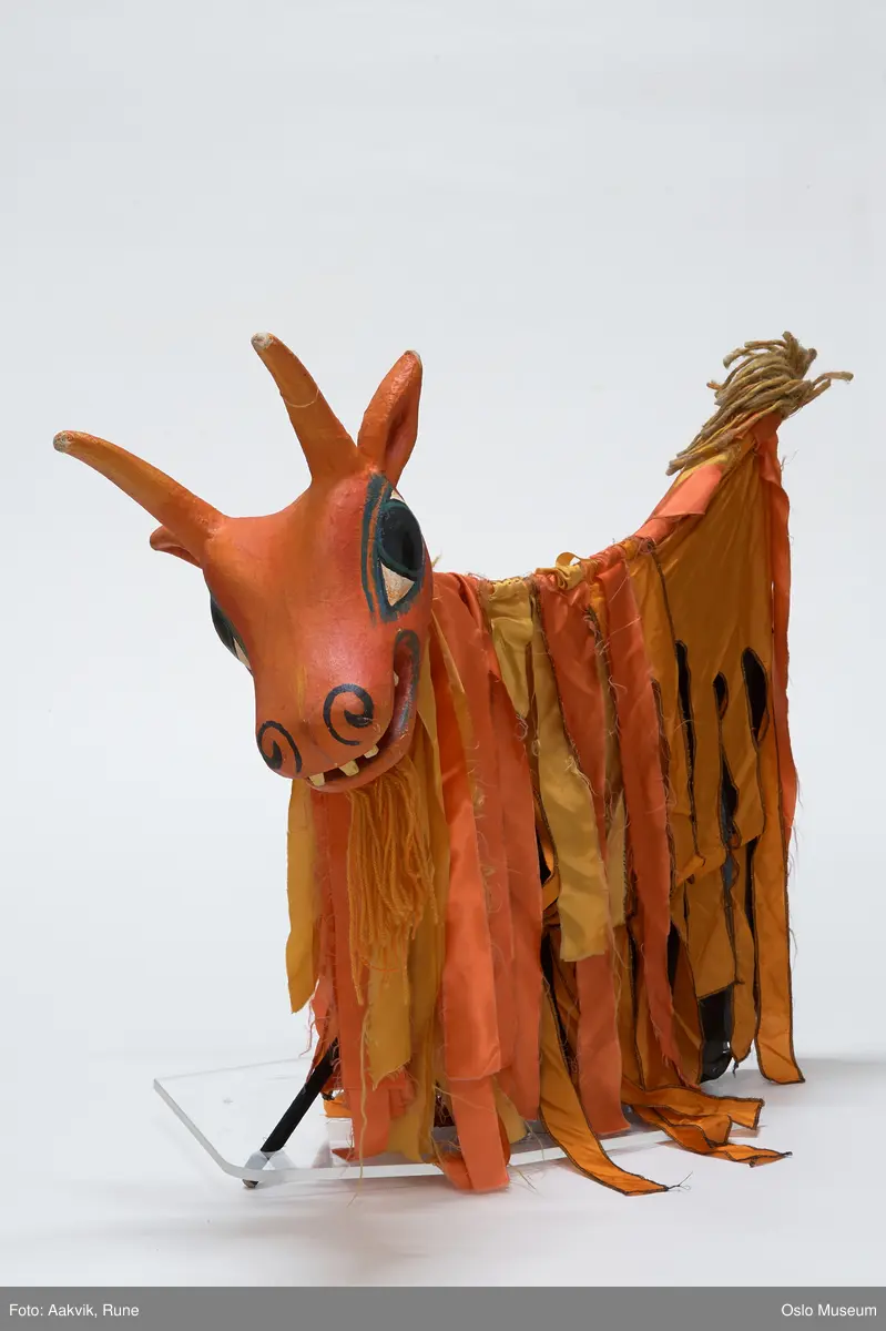 Bukk fra figurteaterforestillingen Følgesvennen. Orange med horn