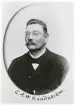 Kronolänsman Carl Axel Wilhelm Sandström, Sunnerbo härads fögderi, 1896.
Bosatt i Agunnaryd (Byvärma).
Bröstbild, halvprofil. Ateljéfoto.