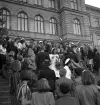 Studenterna, 3/6 1941. Studenter och anhöriga m.fl. har samlats på trappan utanför
dåv. Växjö Högre Allmänna Läroverk.