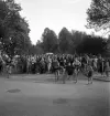 Studenterna, 3/6 1941. Studenter och anhöriga m.fl. på väg runt hörnan vid korsningen Kronobergsgatan - Norra Järnvägsgatan.  I bakgrunden skymtar bl a järnvägsbron.