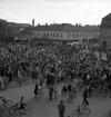 Studenterna, 3/6 1941. Vy från Stortorget (Residenset ?) mot Kungsgatan (P.N. Perssons hörna), och det pågående studenttåget. Till vänster skymtar dåv. Skånska bankens hus.