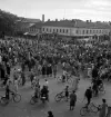 Studenterna, 3/6 1941. Vy från Stortorget (Residenset ?) mot Kungsgatan (P.N. Perssons hörna), och det pågående studenttåget.