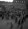 Studenterna, 3/6 1941. Vy från Stortorget (Residenset ?) mot Kungsgatan (P.N. Perssons hörna och dåv. Skånska Banken), och det pågående studenttåget.