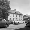 Gårdsinteriör från Drottninggatan 22 i Linköping. Vy från söder. Fastigheten som bland annat inrymt företaget AB Aluminiumkapslar (ALKA) revs kort efter fototillfället 1965.