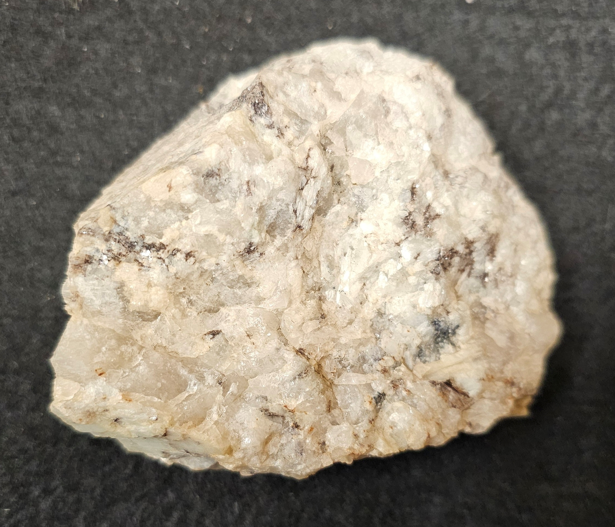 Bergart/Fossil/Mineral: spodumen
Varietet: 
Klassificering: silikater
Paragenes: spodumen

Land: Sverige
Fyndplats: Utö, Södermanland

Stuffen ingår i samlingen från Kungliga Vetenskapsakademien/Naturhistoriska riksmuseet.