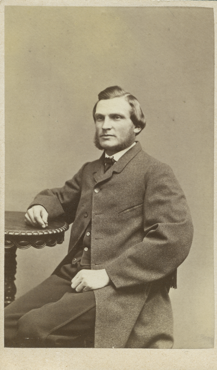 Porträtt av stadskamrer Erik Gustaf Juhlin (enligt texten på baksidan av kortet).