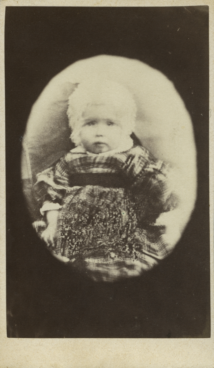 Barnporträtt av Sofie Louise Svedlund f. 1862 (enligt texten på baksidan av kortet).