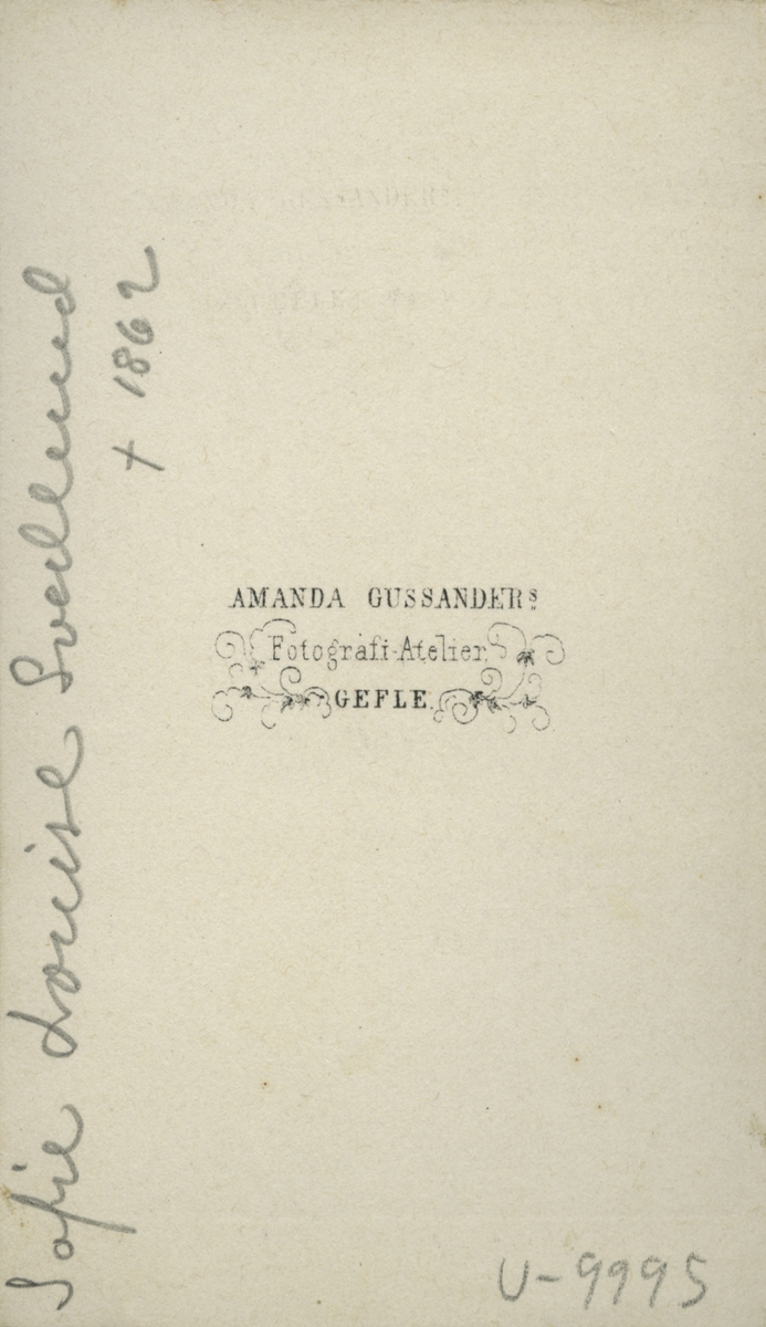 Barnporträtt av Sofie Louise Svedlund f. 1862 (enligt texten på baksidan av kortet).