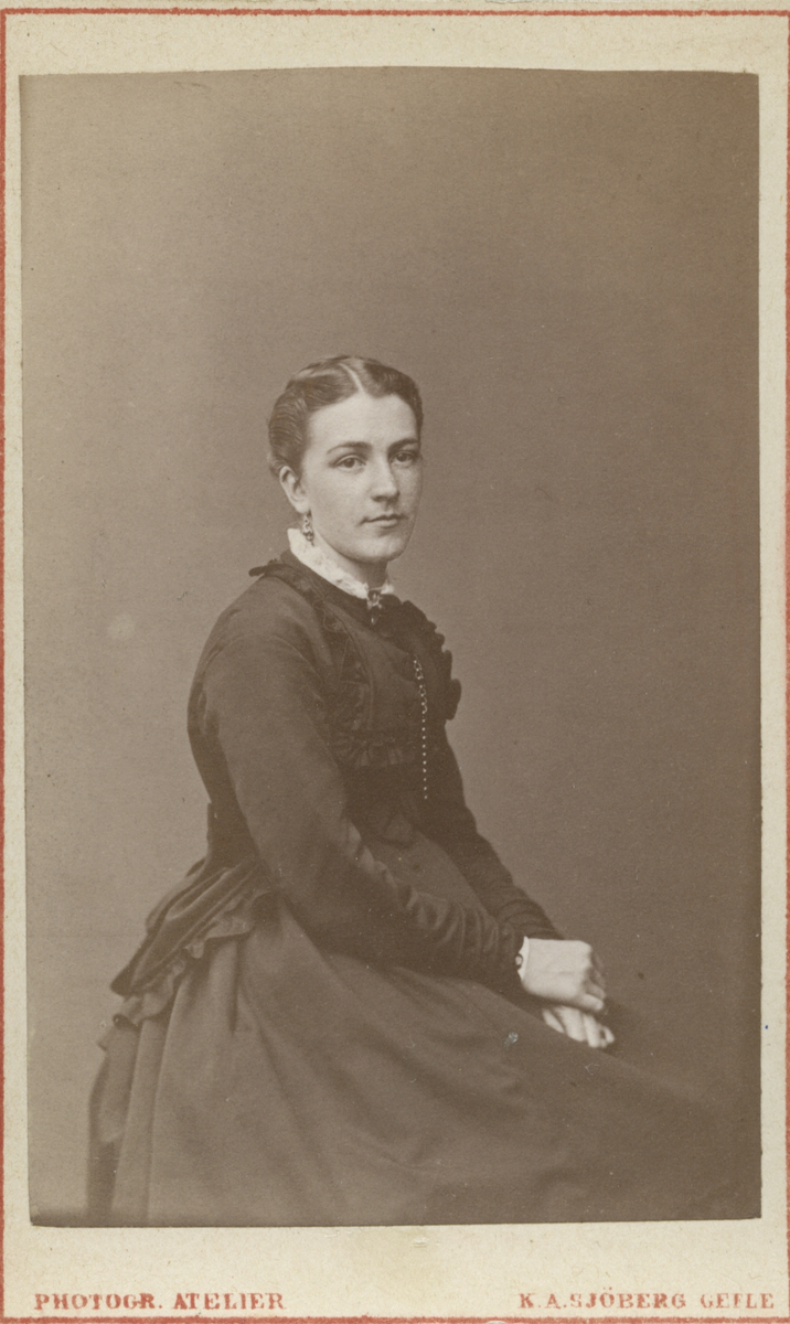 Porträtt av fru Carolina (Lina) Jönsson, f. 1844-d.1910, gift 1864 med Lars Wilhelm Åkerson.