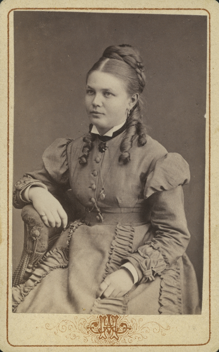Porträtt av Hanna Holmström f. Almgren (enligt text på baksida kort).