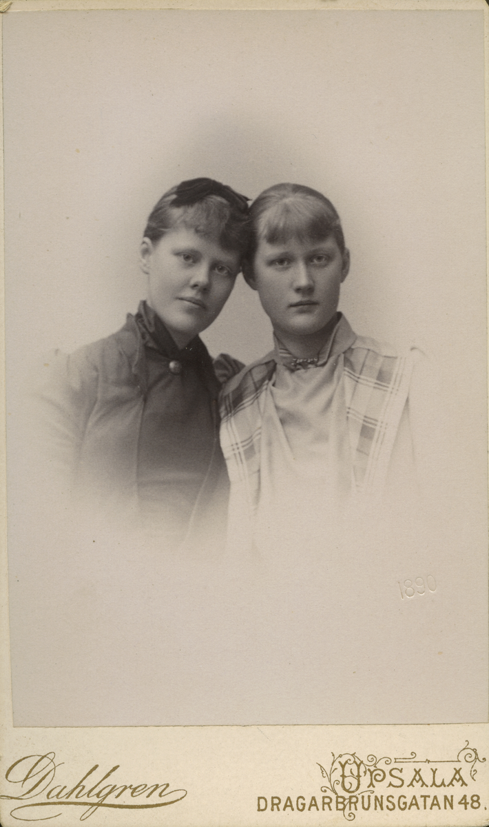 Porträtt av fru Hanna Gerda Risberg och fru Sigrid Söderbaum? (svårtydd text på baksida kort).