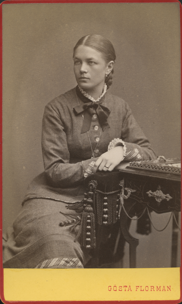 Porträtt av fru Johanna (Hanna) Holmström (enligt text baksida kort).