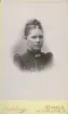 Porträtt av Betty Bergström f. 1865-92 (enligt text baksida kort).