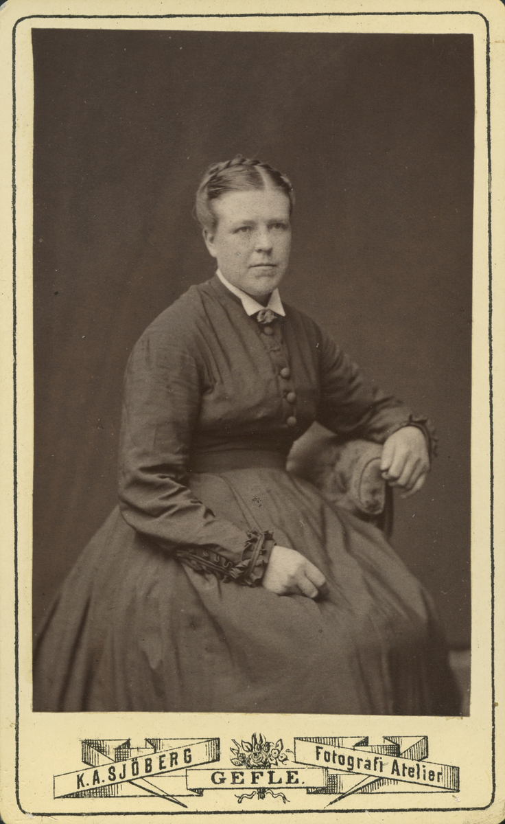Porträtt av Ingeborg Nilsdotter (enligt text baksida kort).