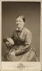 Porträtt av Lena Bogren (enligt text baksida kort).