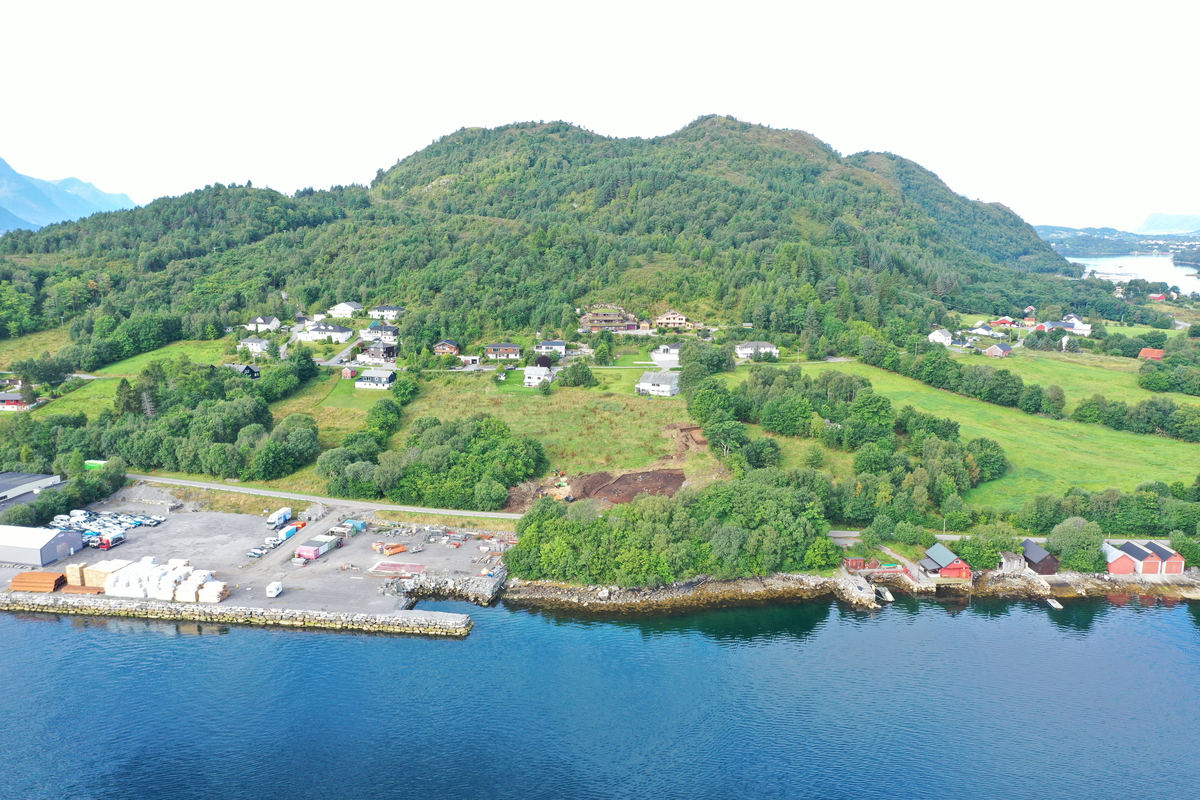 Dronefoto av Kvasnes med lok 2 og lok 6 etter avdekking