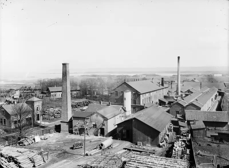 Vänersborgs tändsticksfabrik fotograferad från vattentornet. Vyerna från 1921 är fotograferade från skorstenen till höger i bild. 
