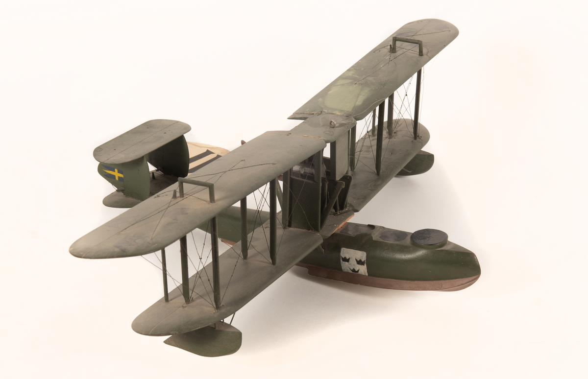 Modell av flygplan, Supermarine Channel II. Enmotorigt biplan. Flygkropp, tillika flottör, sitter under vingarna. Två små flottörer på undervingen. Motorn inbyggd mellan vingarna med propellern akter om desamma. Vingarna långsmala, den övre längre, framåt avrundade ändar. Stjärt med två bärplan cirkelformade i ändarna, bildande ett övre och två undre horisontala roder samt två vertikala roder. Stöttor och stag av metall. Övervinge med två horisontala roder.

Gråmålat. Botten brun. Tre svarta kronor på vingar och flygkropp, svensk örlogsflagg på de vertikala rodrens yttersida.