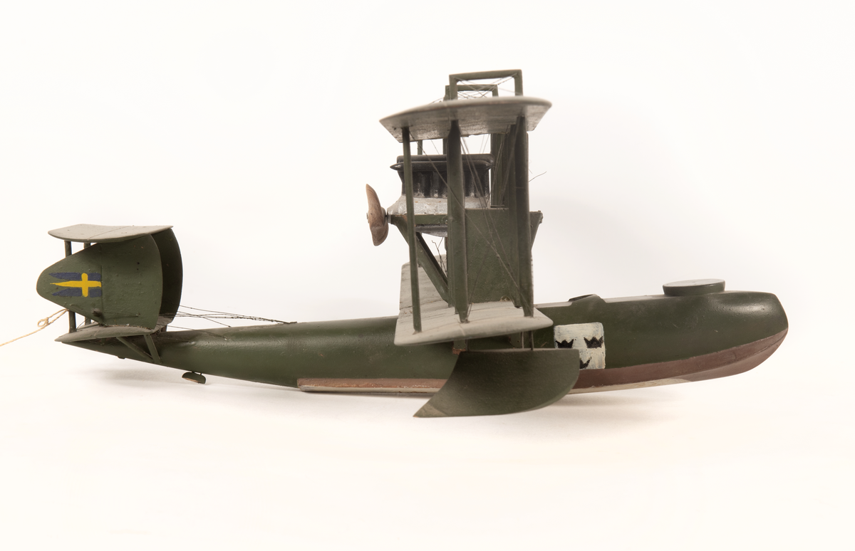 Modell av flygplan, Supermarine Channel II. Enmotorigt biplan. Flygkropp, tillika flottör, sitter under vingarna. Två små flottörer på undervingen. Motorn inbyggd mellan vingarna med propellern akter om desamma. Vingarna långsmala, den övre längre, framåt avrundade ändar. Stjärt med två bärplan cirkelformade i ändarna, bildande ett övre och två undre horisontala roder samt två vertikala roder. Stöttor och stag av metall. Övervinge med två horisontala roder.

Gråmålat. Botten brun. Tre svarta kronor på vingar och flygkropp, svensk örlogsflagg på de vertikala rodrens yttersida.