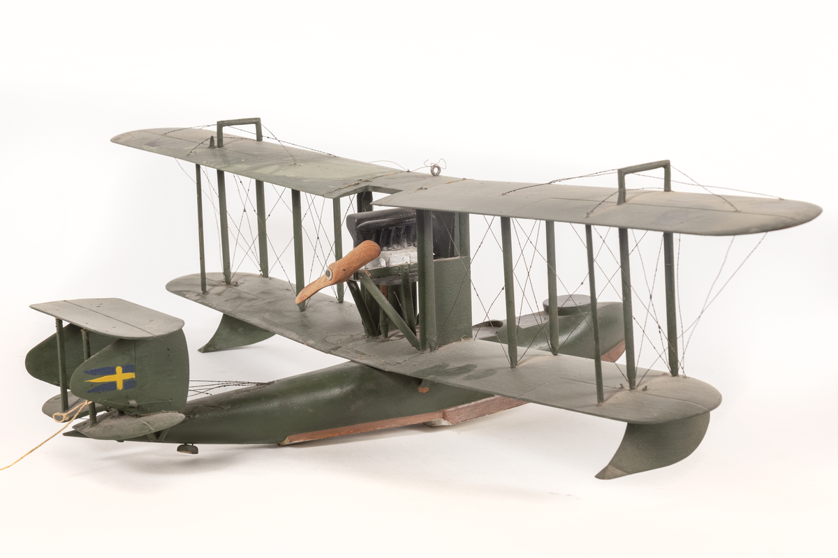Modell av flygplan, Supermarine Channel II. Enmotorigt biplan. Flygkropp, tillika flottör, sitter under vingarna. Två små flottörer på undervingen. Motorn inbyggd mellan vingarna med propellern akter om desamma. Vingarna långsmala, den övre längre, framåt avrundade ändar. Stjärt med två bärplan cirkelformade i ändarna, bildande ett övre och två undre horisontala roder samt två vertikala roder. Stöttor och stag av metall. Övervinge med två horisontala roder.

Gråmålat. Botten brun. Tre svarta kronor på vingar och flygkropp, svensk örlogsflagg på de vertikala rodrens yttersida.